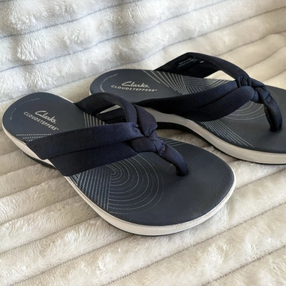 Clarks Cloudsteppers Size 7 M Women's Arla Kaylie Fabric Thong Sandals Navy Blue - Picture 2 of 9